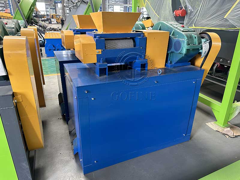 Cow and sheep manure double roller extrusion granulator